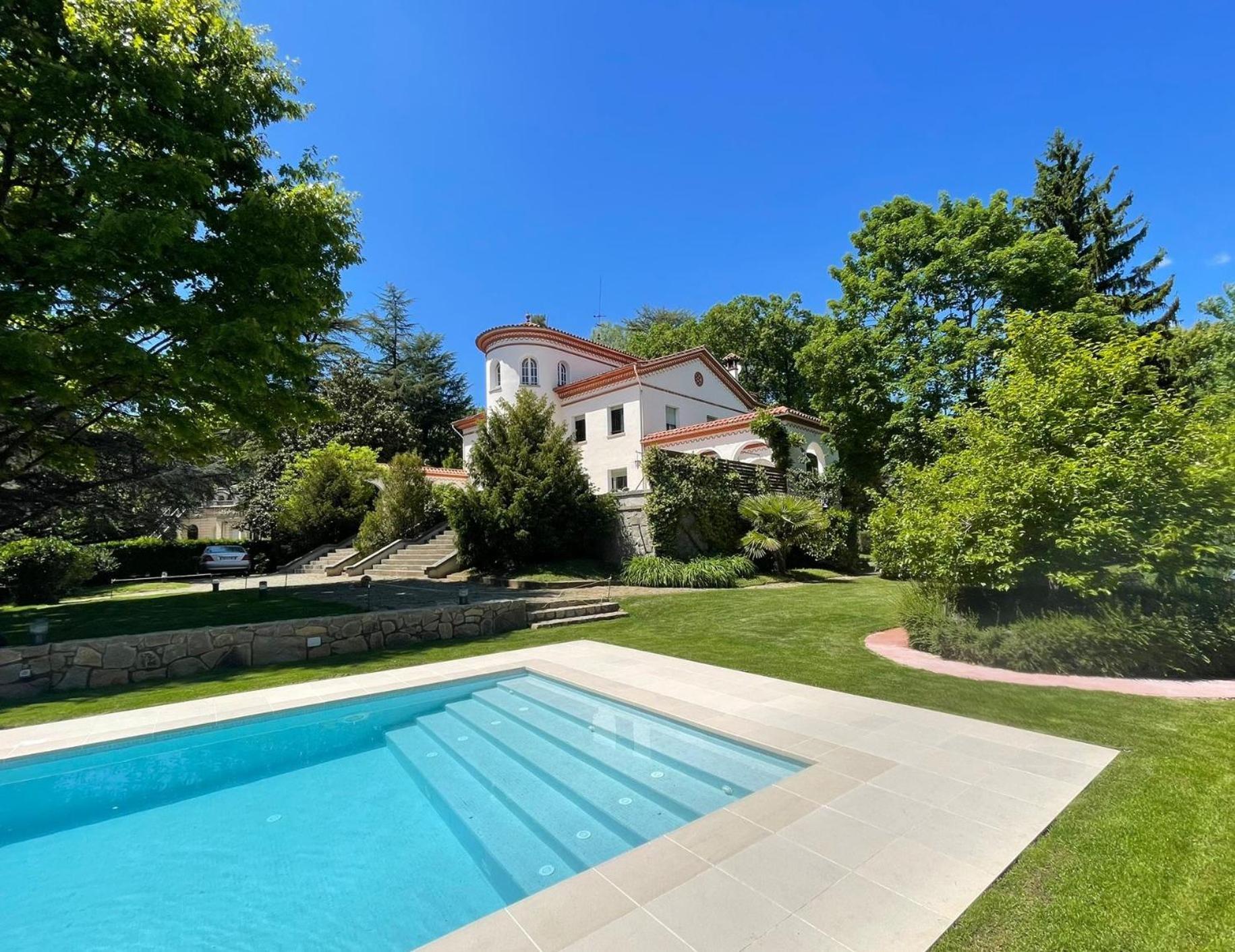 Espectacular Casa Chateau En El Centro De Olot Exterior photo